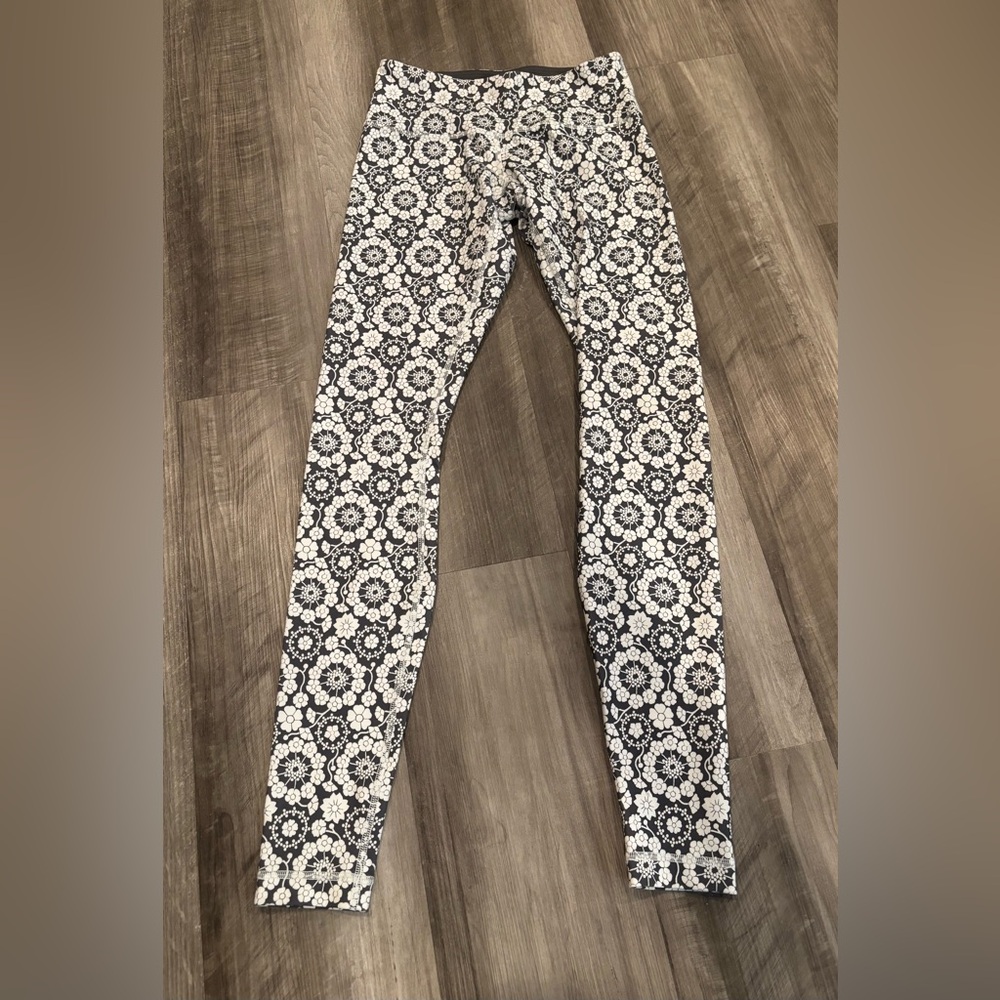 Lululemon Athletica Grey and White Pattern Leggings - Size 4